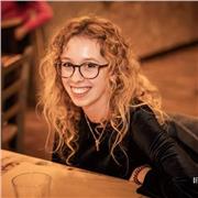 Studentessa di infermieristica di propone per dare lezioni di biochimica, chimica organica, anatomia e biologia